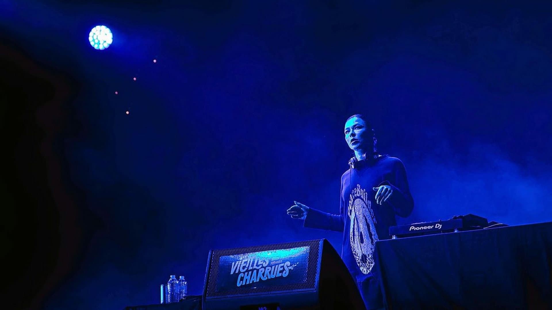 Nina Kraviz en concert aux Vieilles Charrues 2025