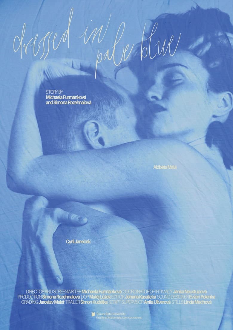 V bleděmodré oblečeni